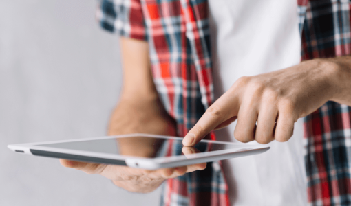 رجل يحمل جهازا لوحيا | تعبيرية