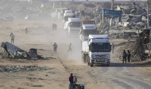 شاحنات محمّلة بالمساعدات الإنسانية تدخل قطاع غزة من مصر في مدينة رفح جنوب غزة شاحنات محملة بالمساعدات الإنسانية تدخل قطاع غزة من مصر في مدينة رفح جنوب غزة | المصدر: أسوشييتد برس