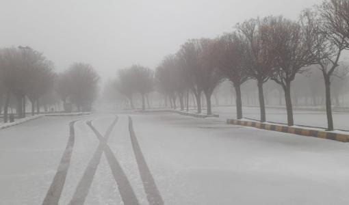 صورة أرشيفية لتراكم ثلوج في طريق رئيسي في أحد مناطق عمان | المصدر: أمانة عمان الكبرى