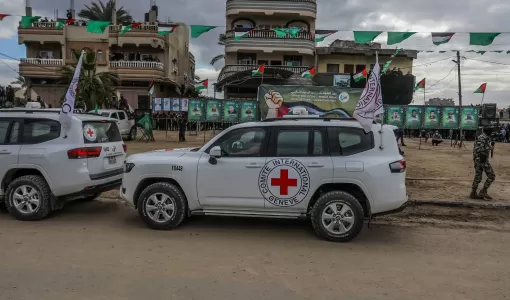 سيارات تابعة للصليب الأحمر خلال تسليم 3 أسرى إسرائيليين بدير البلح سيارات تابعة للصليب الأحمر خلال تسليم 3 أسرى إسرائيليين بدير البلح 8/2/2025 | المصدر: وكالة الأنباء الألمانية