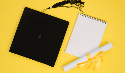 طاقية تخرج بجانبها دفتر وشهادة | تعبيرية