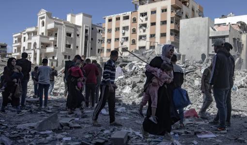 فلسطينيون يسيرون وسط الدمار  الذي خلفه العدوان الإسرائيلي بعد غارة جوية شمال غزة 19/3/2025 | المصدر: الوكالة الأوروبية للصور فلسطينيون يسيرون وسط الدمار  الذي خلفه العدوان الإسرائيلي بعد غارة جوية شمال غزة 19/3/2025 | المصدر: الوكالة الأوروبية للصور
