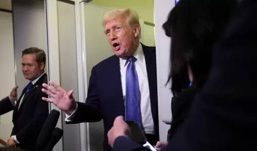 الرئيس الأميركي دونالد ترمب يتحدث للصحافيين على متن الطائرة الرئاسية خلال عودته لواشنطن الرئيس الأميركي دونالد ترمب يتحدث للصحافيين على متن الطائرة الرئاسية خلال عودته لواشنطن | المصدر: رويترز