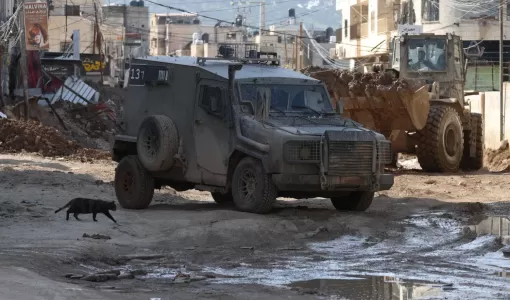 آلية عسكرية إسرائيلية قرب المدخل الرئيسي لمخيم جنين في الضفة الغربية | المصدر: الوكالة الأوروبية للصور الصحفية