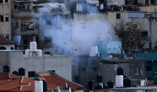 دخان تصاعد في وقت سابق خلال عملية عسكرية إسرائيلية على مخيم نور شمس للاجئين بالضفة الغربية | المصدر: الوكالة الأوروبية للصور الصحفية