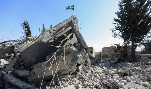 دمار أحدثته غارة إسرائيلية على مدينة درعا السورية 18/3/2025 | المصدر: وكالة الأنباء الفرنسية