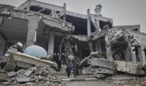 فلسطينيون يغادرون مسجد الإمام الشافعي الذي دمره العدوان الإسرائيلي في حي الزيتون بمدينة غزة فلسطينيون يغادرون مسجد الإمام الشافعي الذي دمره العدوان الإسرائيلي في حي الزيتون بمدينة غزة | المصدر: أسوشييتد برس