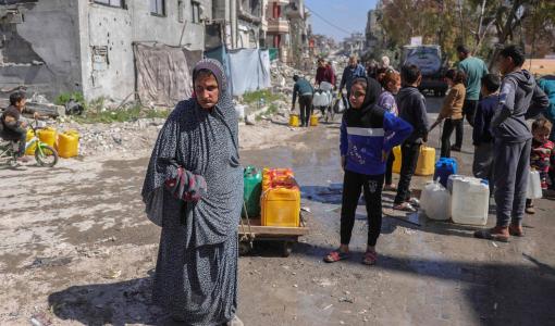 فلسطينيون يصطفون لملء عبواتهم بالماء في مخيم للنازحين غرب جباليا بشمال غزة فلسطينيون يصطفون لملء عبواتهم بالماء في مخيم للنازحين غرب جباليا بشمال غزة 11/3/2025 | المصدر: وكالة الأنباء الفرنسية