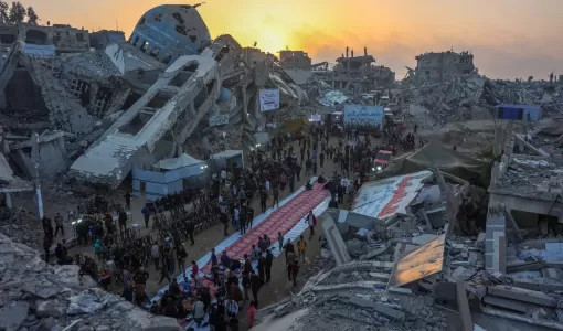 فلسطينيون يتناولون إفطارهم وسط الدمار في بيت لاهيا شمال قطاع غزة فلسطينيون يتناولون إفطارهم وسط الدمار في بيت لاهيا شمال قطاع غزة | المصدر: وكالة الأنباء الفرنسية