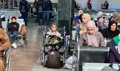 فتى فلسطيني مريض بالسرطان تم إجلاؤه من قطاع غزة في معبر رفح 19/12/2023 | المصدر: وكالة الأنباء الفرنسية