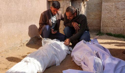 جثمان شهيدين إثر غارات الاحتلال على بيت لاهيا جثمان شهيدين إثر غارات الاحتلال على بيت لاهيا 15/3/2025 | المصدر: وكالة الأنباء الفرنسية