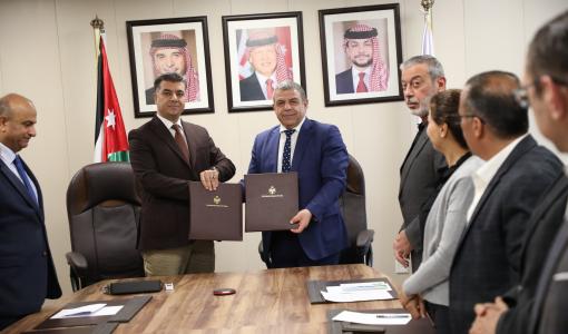 وزير الزراعة خالد حنيفات وممثل منظمة &quot;الفاو&quot; نبيل عساف بعد توقيع اتفاقية مرصد الأمن الغذائي 23/3/2025 | المصدر: وزارة الزراعة