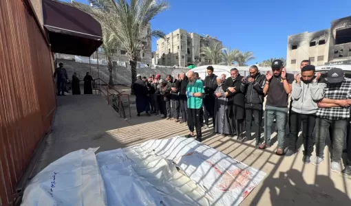 مصلون على جثامين شهداء في مستشفى ناصر بخانيونس 19/3/2025 | المصدر: رويترز