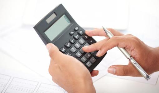 شخص يستخدم آلة حاسبة شخص يستخدم آلة حاسبة | تعبيرية