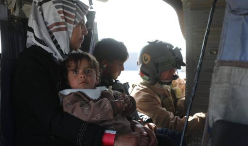 سيدة من غزة مع طفلتها على متن طائرة تتبع للقوات المسلحة الأردنية 4/3/2025 | المصدر: القوات المسلحة الأردنية