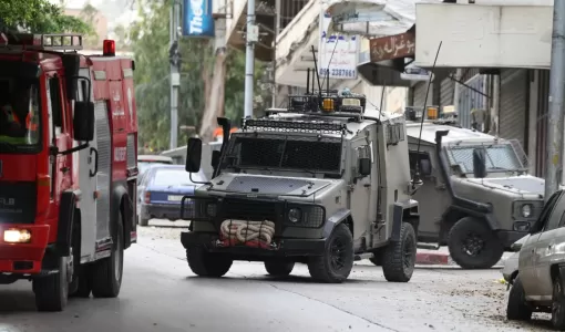 آليات الاحتلال تغلق طريقا خلال مداهمة سابقة لمدينة نابلس في الضفة الغربية | المصدر: الوكالة الأوروبية للصور الصحفية