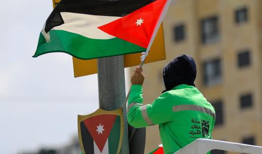 عامل نظافة يرفع العلم الأردني عامل نظافة يرفع العلم الأردني ضمن احتفالات أمانة عمان بيوم العلم | المصدر: أمانة عمان