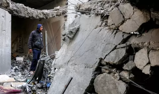 فلسطيني بين أنقاض مبنى دمره العدوان الإسرائيلي في جباليا شمال قطاع غزة | المصدر: وكالة الأنباء الفرنسية