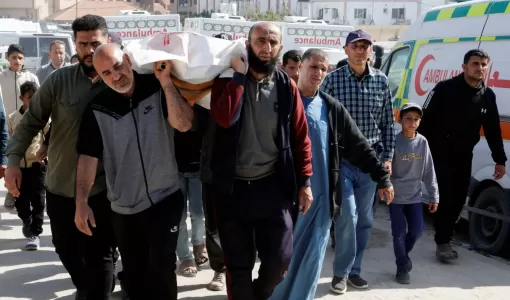 فلسطينيون يشيعون شهداءهم في خانيونس جنوب قطاع غزة 19/4/2025 | المصدر: رويترز