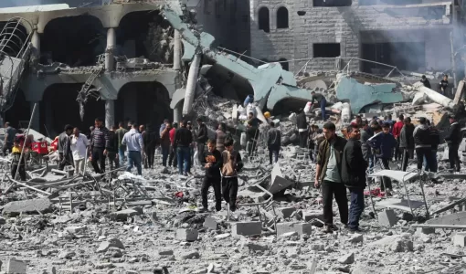 فلسطينيون يتفقدون الأضرار التي لحقت بمدرسة يلجأ إليها النازحون بعد قصف إسرائيلي في مدينة غزة فلسطينيون يتفقدون الأضرار التي لحقت بمدرسة يلجأ إليها النازحون بعد قصف إسرائيلي في مدينة غزة | المصدر: رويترز