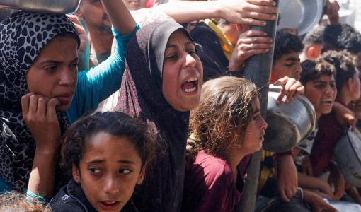 غزيون ينتظرون وجبات طعام خيرية في خانيونس جنوب غزة 29/4/2025 | المصدر: رويترز