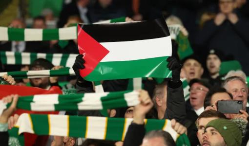 جماهير ترفع علم فلسطين | المصدر: Getty Images