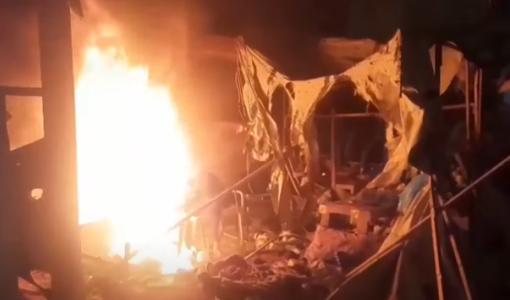 خيمة الصحفيين التي استهدفها الاحتلال في خانيونس خلال احتراقها 7/4/2025 | المصدر: لقطة فيديو