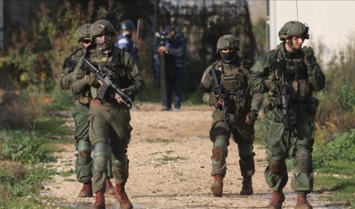 عناصر من جيش الاحتلال خلال أحد الاقتحامات في الضفة الغربية | المصدر: الأناضول