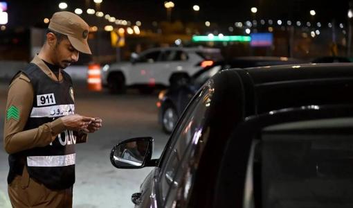 رجل مرور سعودي خلال التدقيق على إحدى المركبات | المصدر: واس