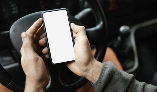 رجل يمسك الهاتف خلال القيادة | المصدر: freepik