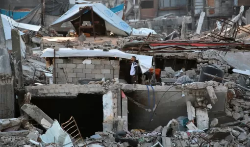 رجل يقف وسط أنقاض مباني دمرها العدوان الإسرائيلي في جباليا شمال قطاع غزة | المصدر: وكالة الأنباء الفرنسية