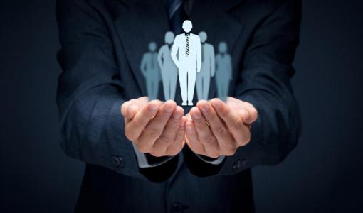 تعبيرية | كفان ممدودتان فوقهما تصميم يعبر عن باحثين عن عمل