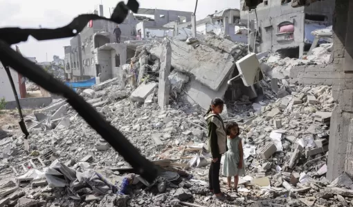 طفلتان فلسطينيتان تقفان بين أنقاض مبان دمرها العدوان الإسرائيلي في بيت لاهيا شمال غزة | المصدر: وكالة الأنباء الفرنسية