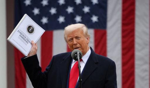 ترامب يحمل وثيقة «حواجز التجارة الخارجية» خلال كلمة حول الرسوم الجمركية في حديقة البيت الأبيض | المصدر: رويترز