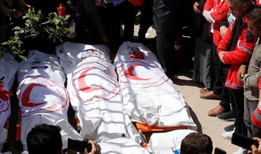 فلسطينيون يشيعون 14 شهيدا من فريق الدفاع المدني والهلال الأحمر أعدمهم جيش الاحتلال الإسرائيلي بخانيونس 5/4/2025 | المصدر: رويترز