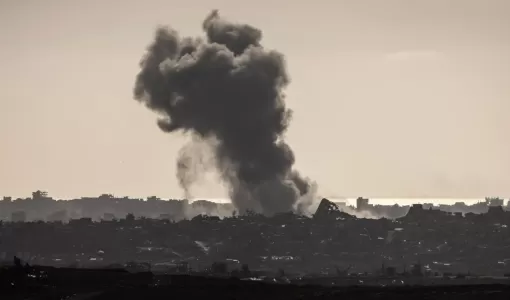 الدخان متصاعد إثر قصف الاحتلال على شمال قطاع غزة 19/5/2025 | المصدر: وكالة الأنباء الفرنسية