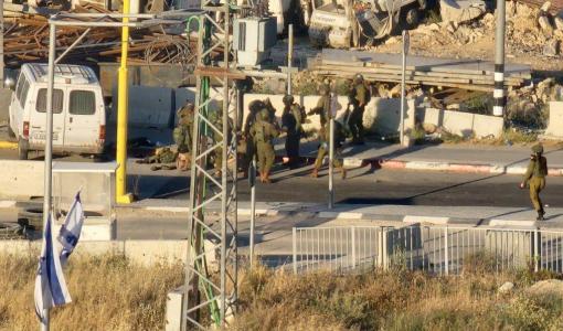 اللحظات الأولى بعد إصابة أحد جنود الاحتلال في عملية الدهس على حاجز سدة الفحص قضاء الخليل 7/5/2025 | المصدر: فلسطين بوست