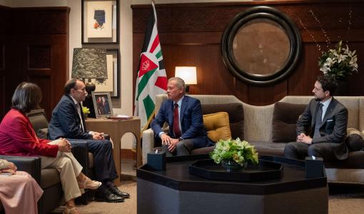 الملك عبدالله الثاني خلال لقائه وزير الخارجية النرويجي إسبن بارث إيدي في قصر الحسينية 26/5/2025 | المصدر: الديوان الملكي الهاشمي