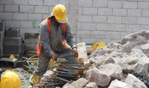 عامل في ورشة بناء