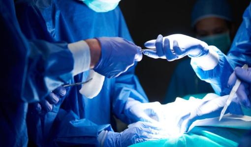 أطباء خلال إجراء عملية جراحية | تعبيرية