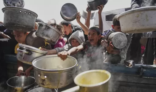 أطفال غزيون يحاولون الحصول على طعام في خانيونس 3/5/2025 | المصدر: أسوشييتد برس