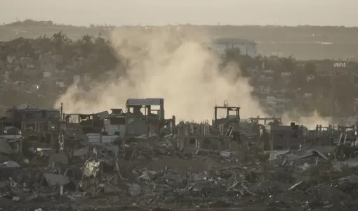 دخان ناتج عن غارات إسرائيلية في قطاع غزة | المصدر: أسوشييتد برس