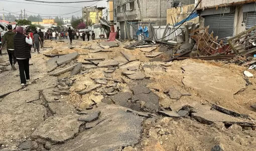 فلسطينيون يعاينون الدمار  الذي خلفته الغارات الإسرائيلية في خانيونس جنوبي غزة 13/5/2025 | المصدر: وكالة الأنباء الفرنسية