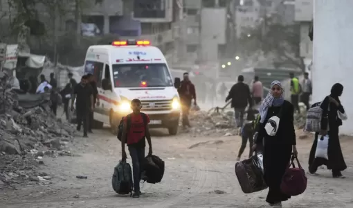 فلسطينيون يخلون منازلهم بعد إصدار الاحتلال أوامر بإخلاء مدارس ومستشفى في حي الرمال بمدينة غزة 14/5/2025 | المصدر: أسوشييتد برس