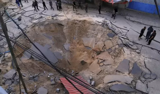 فلسطينيون يتفقدون موقع غارة جوية شنها الاحتلال على المستشفى الأوروبي في خانيونس 13/5/2025 | المصدر: أسوشييتد برس