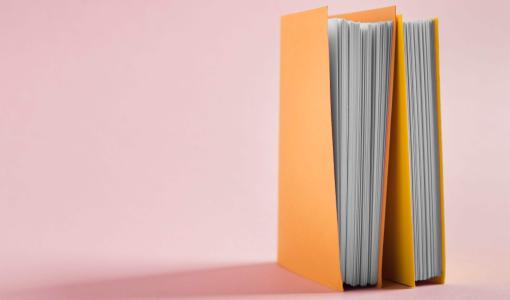 صور تعبيرية لكتابين | المصدر: freepik