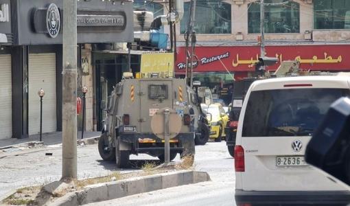 من مداهمة الاحتلال محل الخليج للصرافة في رأس الجورة بمدينة الخليل 27/5/2025 | المصدر: فلسطين بوست