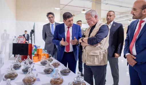 من زيارة الملك عبد الله الثاني لمصانع مجموعة الكبوس من زيارة الملك عبد الله الثاني لمصانع مجموعة الكبوس المنتجة للشاي والقهوة في الموقر 20/5/2025 | المصدر: الديوان الملكي الهاشمي