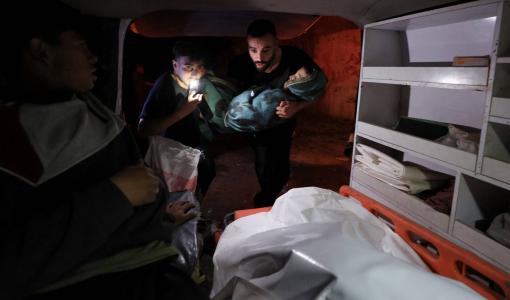 مسعف يحمل جثة طفل فلسطيني بعد استهداف الاحتلال مدرسة فهمي جرجاوي في حي الدرج بمدينة غزة 26/5/2025 | المصدر: رويترز