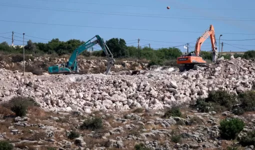 مستوطنون يستخدمون حفارات لبناء مستوطنة في الضفة الغربية مستوطنون يستخدمون حفارات لبناء مستوطنة في الضفة الغربية | المصدر: وكالة الأنباء الفرنسية